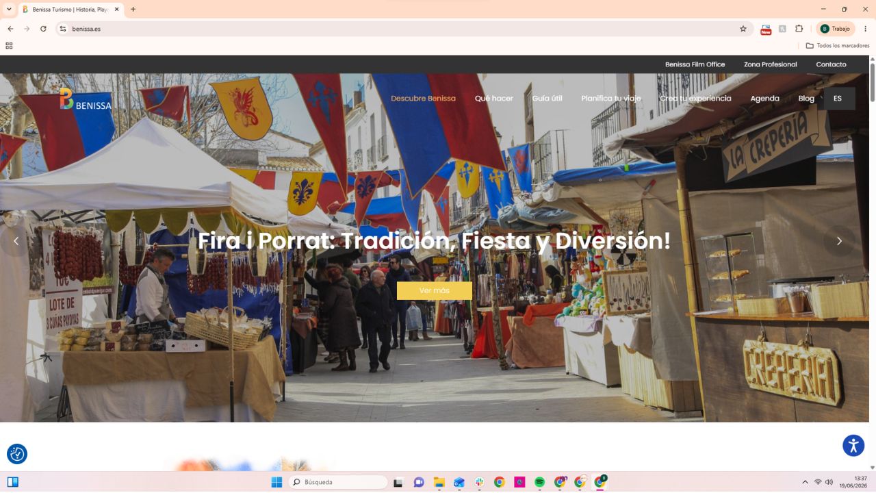 Mercado medieval Fira i Porrat de Benissa con puestos artesanales y banderas heráldicas decorando las calles