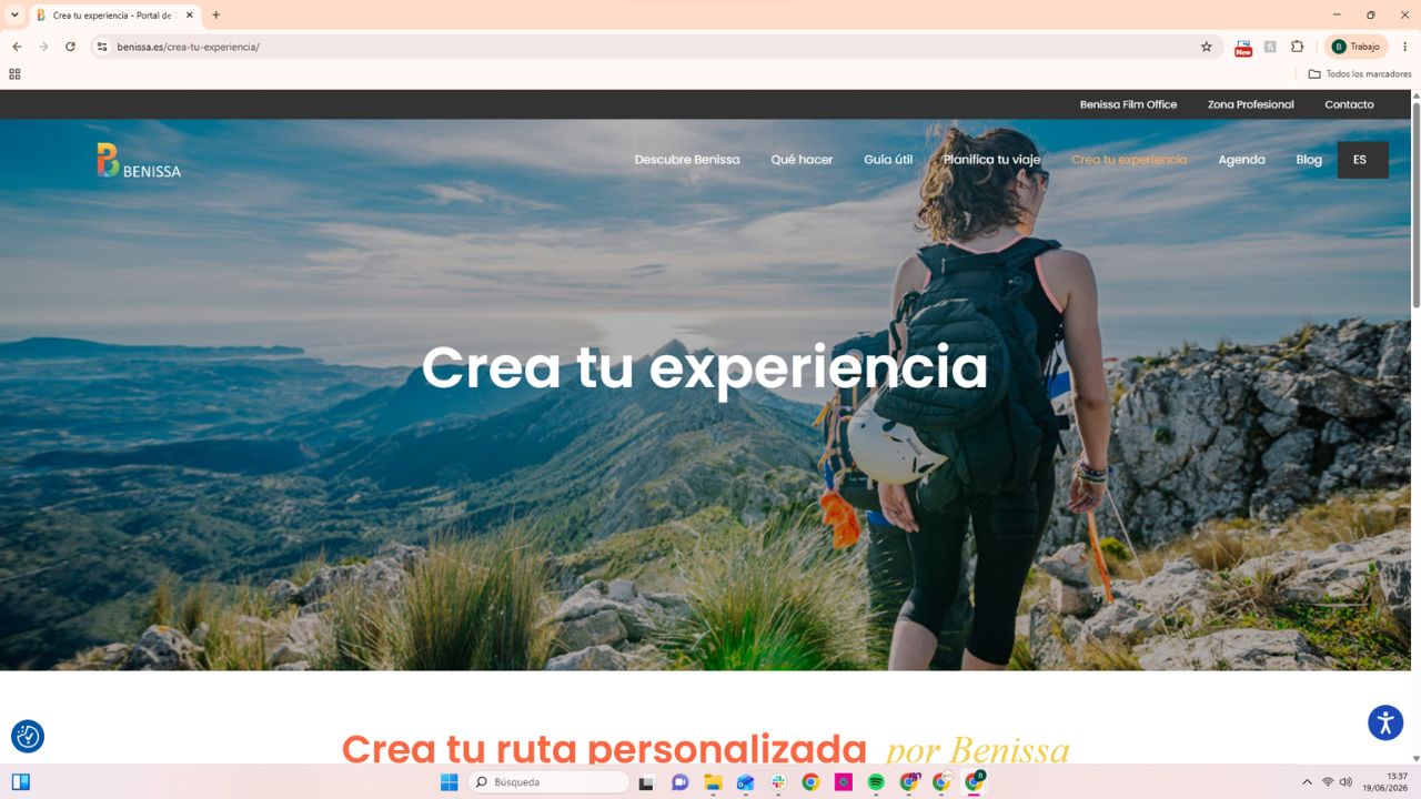 Senderista con mochila contemplando el paisaje montañoso de Benissa desde la cima, sección Crea tu experiencia