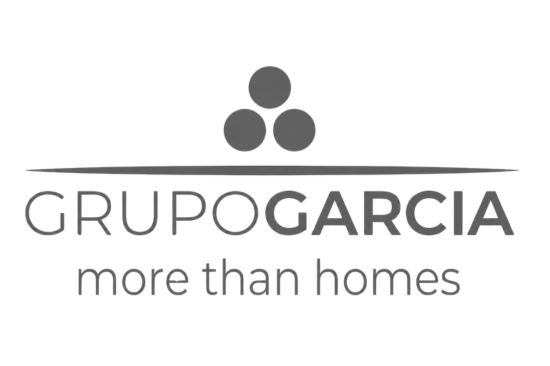 Logotipo de Grupo Garcia More Than Homes, promotora inmobiliaria con tres círculos grises sobre línea horizontal