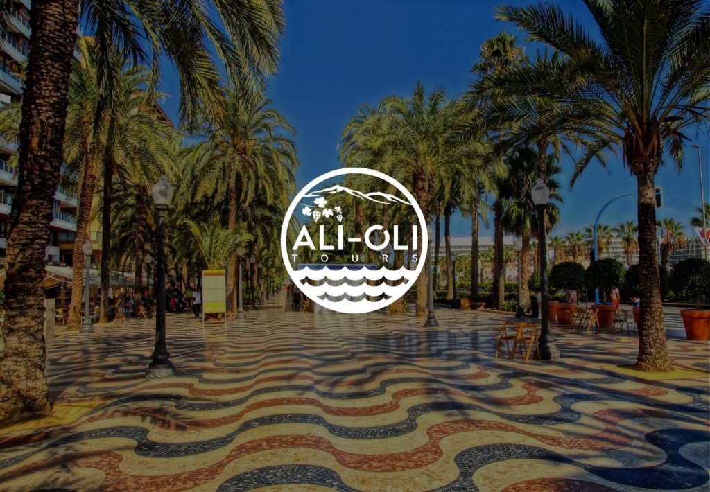 Logo de Ali-Oli Tours sobre la Explanada de España en Alicante con palmeras y mosaico ondulado