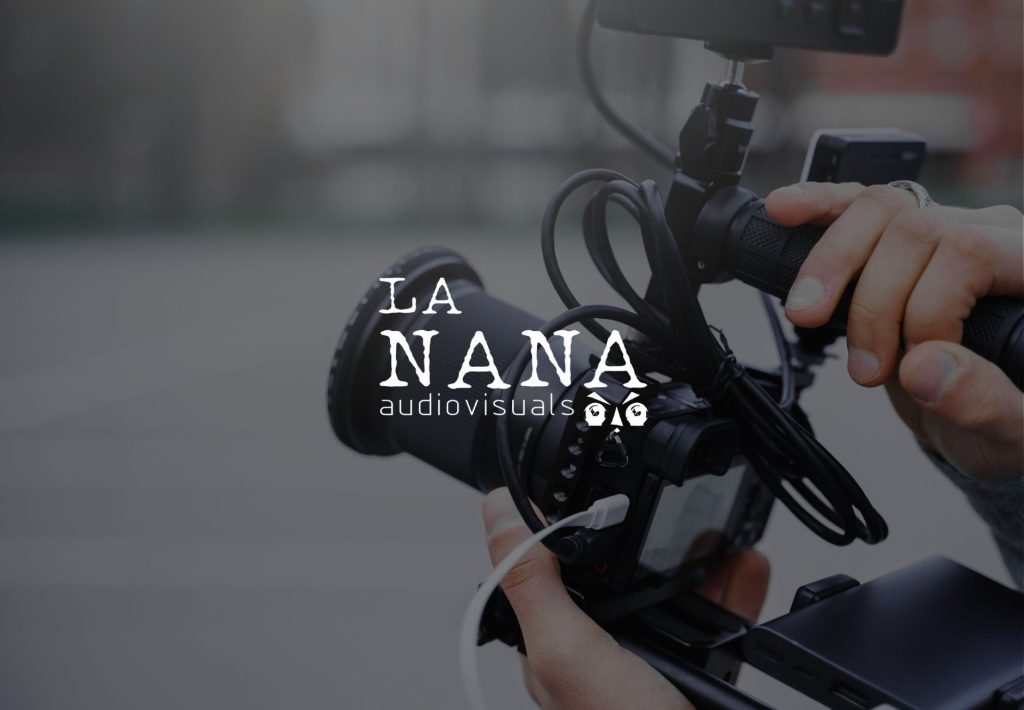 Logotipo de La Nana Audiovisuals sobre fondo de cámara de vídeo profesional sostenida por manos