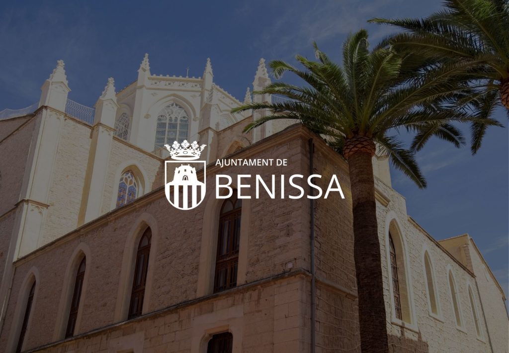 Logotipo del Ajuntament de Benissa sobre fachada de iglesia gótica con palmera en la Costa Blanca