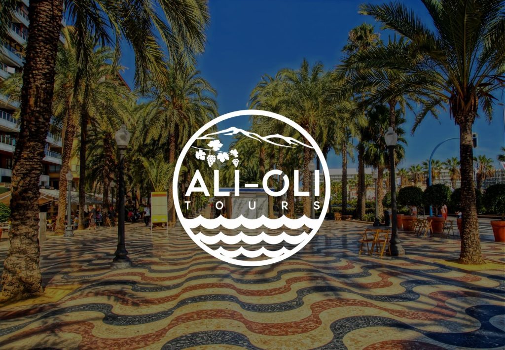 Logo de Ali-Oli Tours sobre el Paseo de la Explanada de Alicante con palmeras y suelo de mosaico ondulado