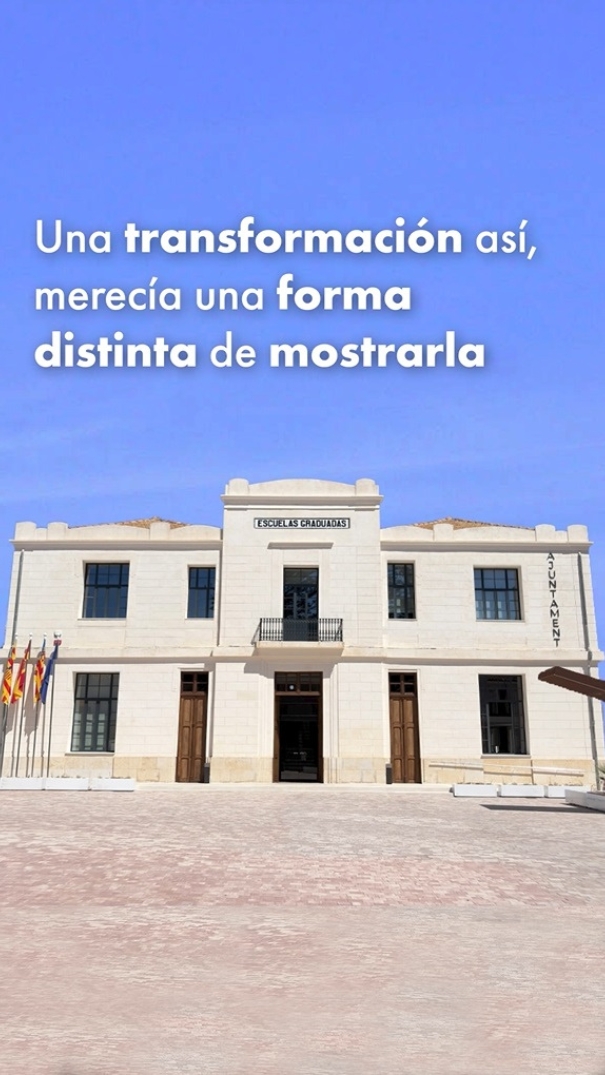 Fachada restaurada de Escuelas Graduadas convertida en Ayuntamiento, con texto sobre transformación arquitectónica en español