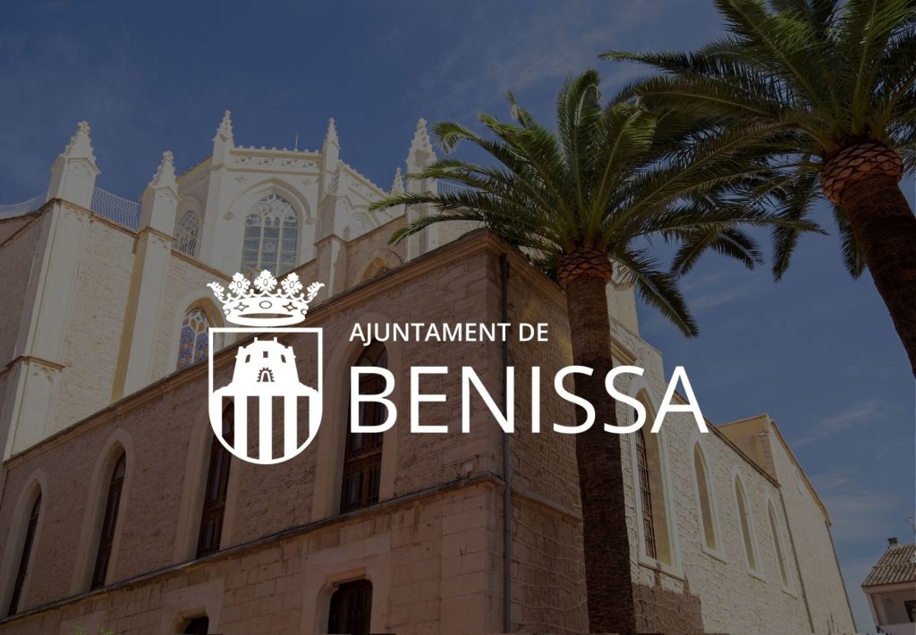 Fachada del Ajuntament de Benissa con palmeras y edificio gótico bajo cielo azul, Costa Blanca