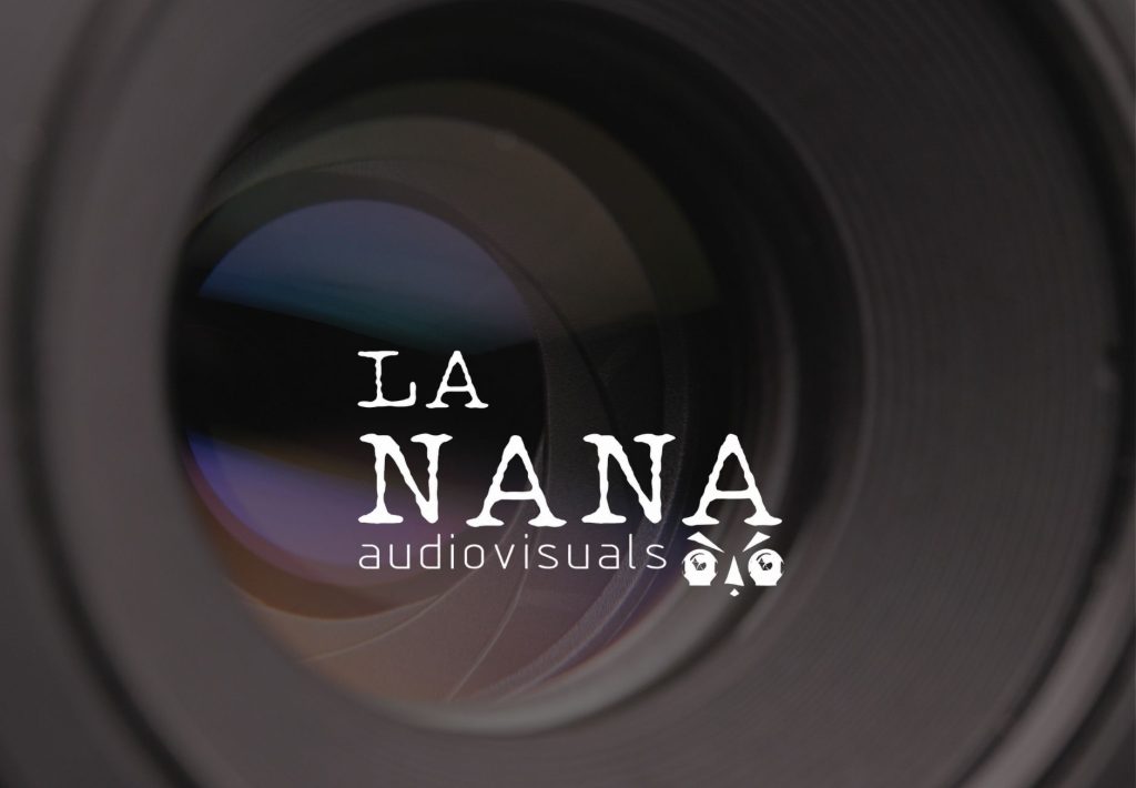 Logotipo de La Nana Audiovisuals sobre fondo de objetivo de cámara con bokeh de colores
