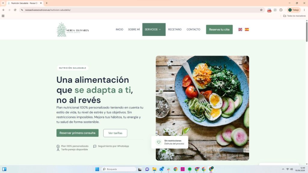 Ensalada saludable con huevo, tomate, aguacate y verduras en bol azul, plan nutricional personalizado Nerea Olivares