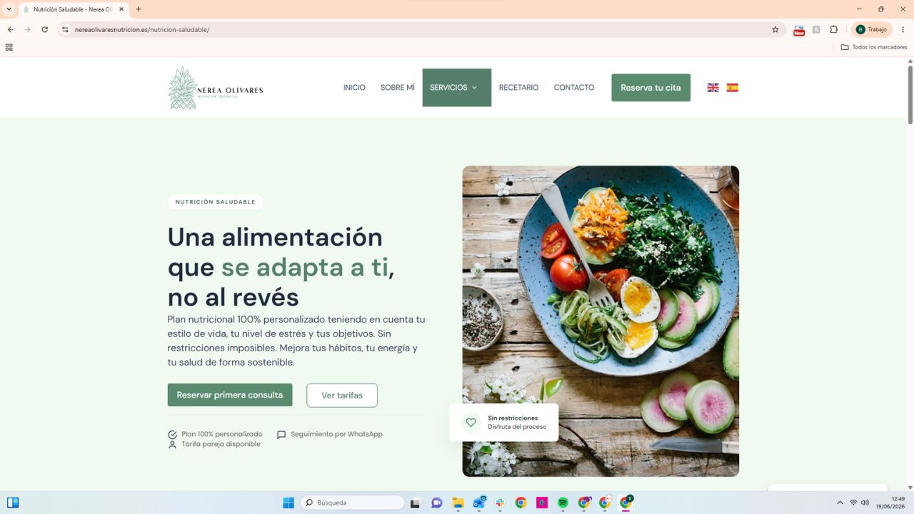Ensalada saludable con huevo, tomate, aguacate y verduras en bol azul, plan nutricional personalizado Nerea Olivares