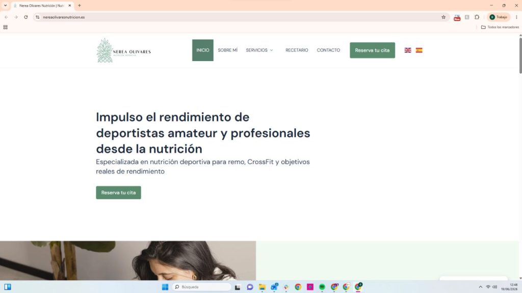 Nerea Olivares, nutricionista deportiva especializada en remo y CrossFit, consultando a un cliente