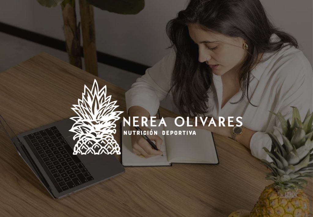 Nutricionista deportiva Nerea Olivares escribiendo notas junto a portátil y piña, logotipo con diseño de piña blanca