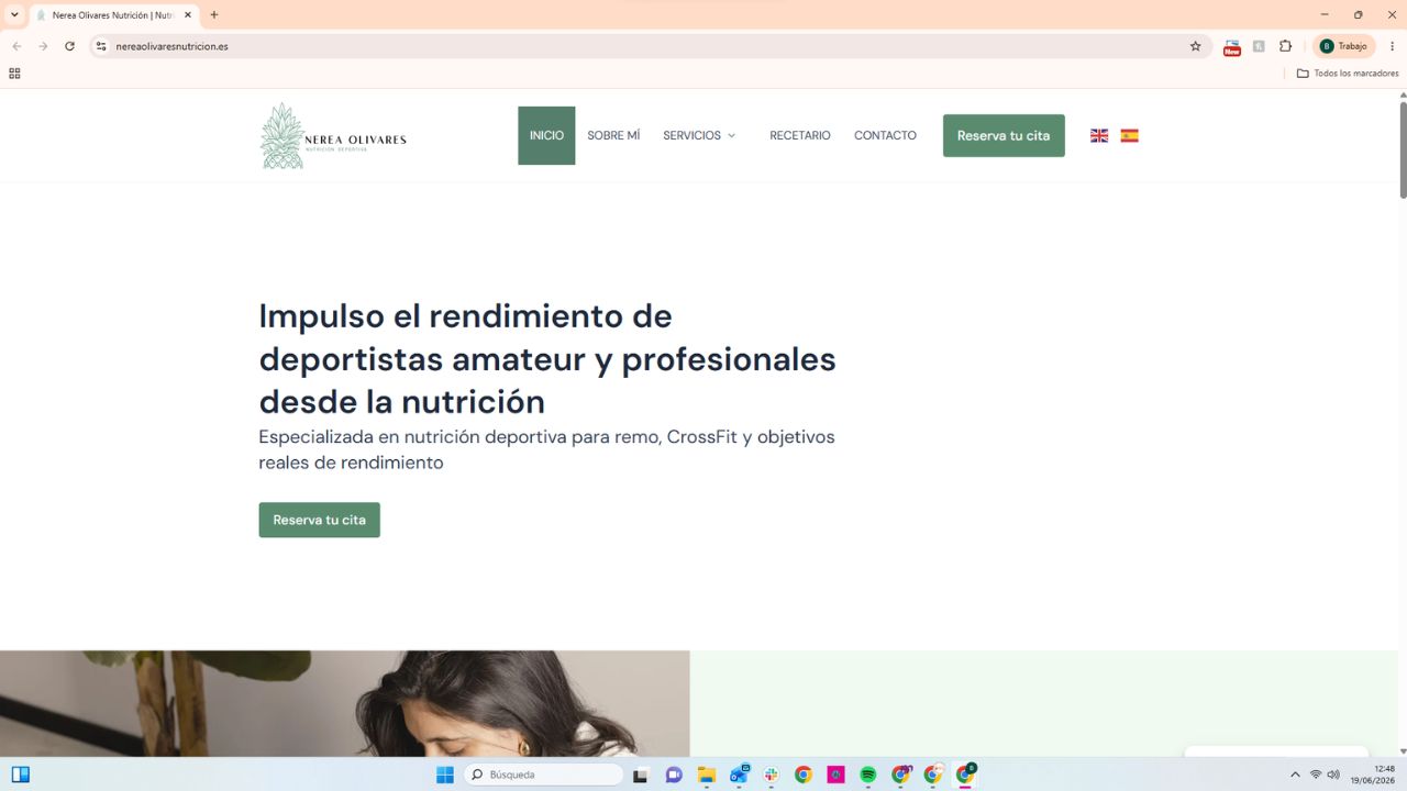 Nerea Olivares, nutricionista deportiva especializada en remo y CrossFit, consultando a un cliente