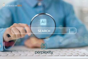 Persona usando lupa con IA y barra de búsqueda de Perplexity AI, motor de búsqueda con inteligencia artificial