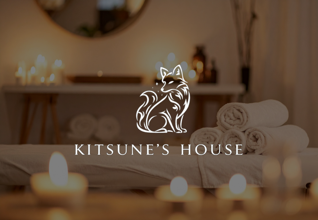 Logo de Kitsune's House con zorro estilizado sobre ambiente de spa con velas y toallas enrolladas