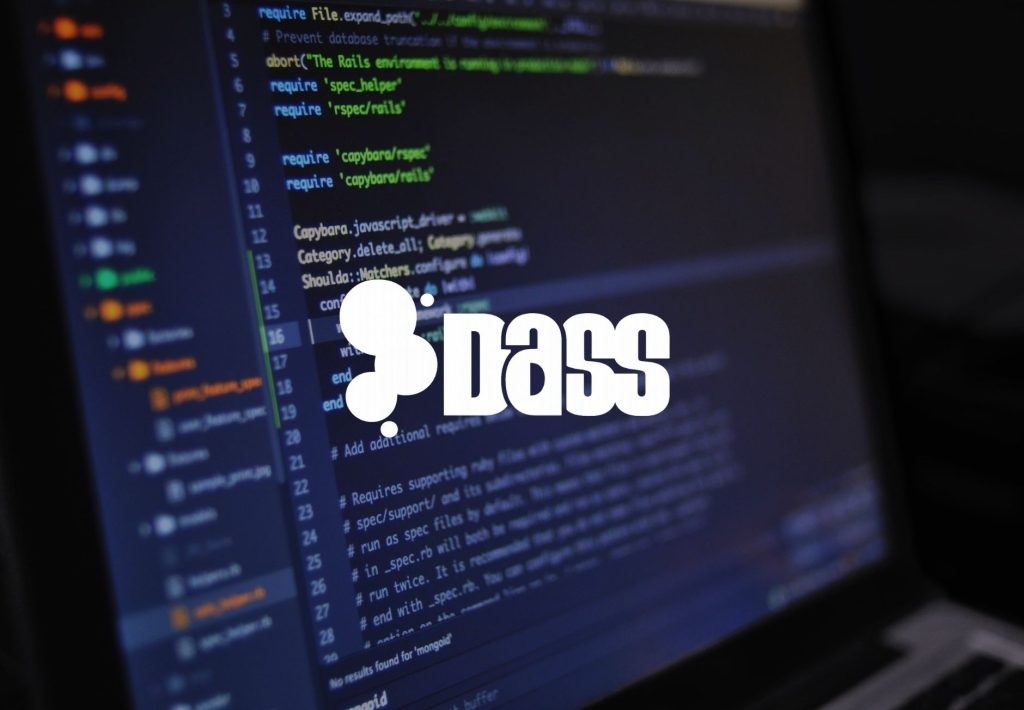 Logo de Dass sobre pantalla de código Ruby on Rails en editor de texto oscuro con sintaxis resaltada