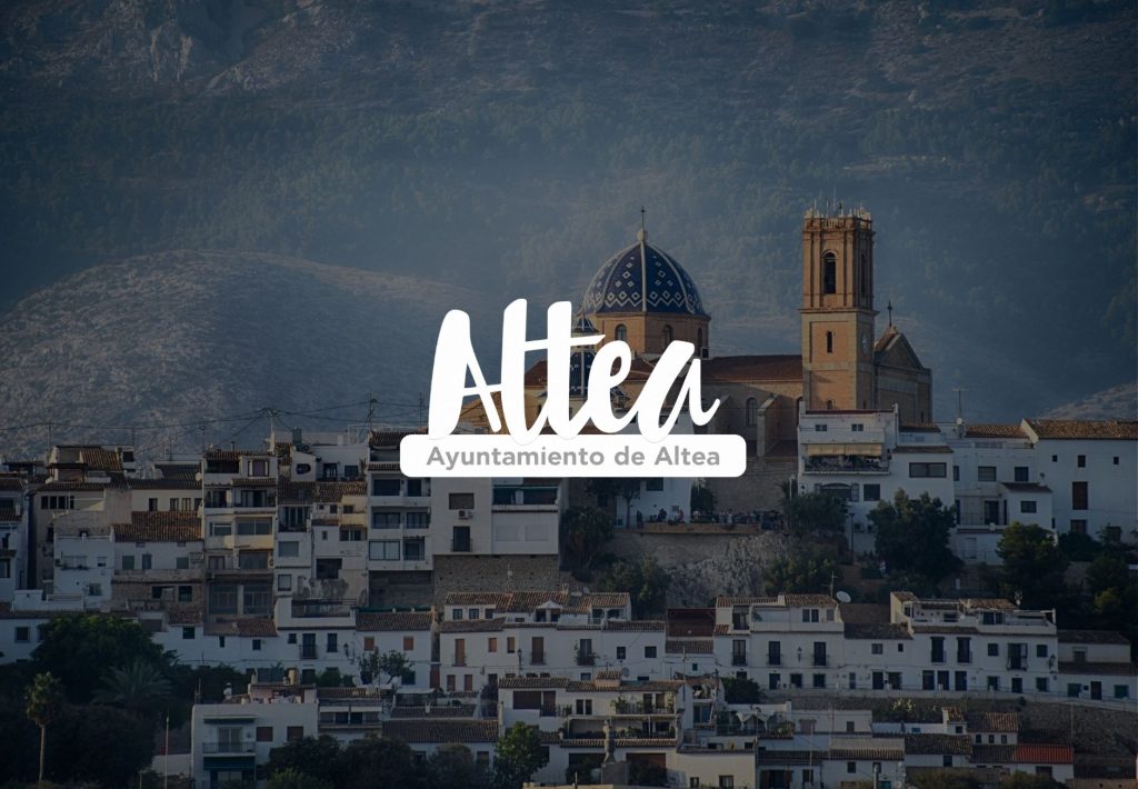 Vista panorámica del casco antiguo de Altea con iglesia de cúpula azul y campanario, Ayuntamiento de Altea