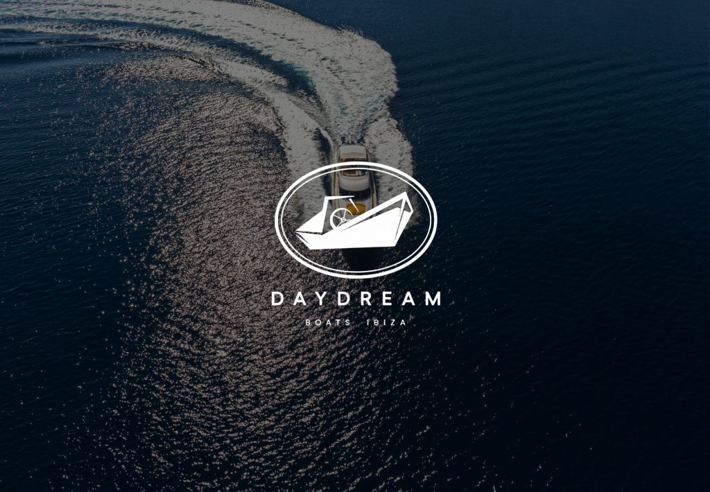 Logotipo de Daydream Boats Ibiza sobre imagen aérea de lancha motora navegando en aguas del Mediterráneo