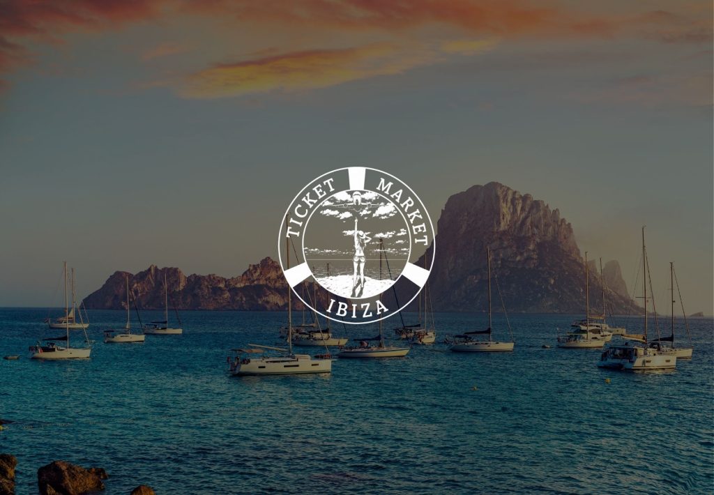 Logo Ticket Market Ibiza sobre bahía con veleros y Es Vedrà al atardecer, Ibiza