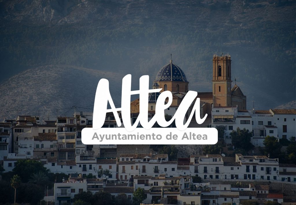 Vista panorámica del casco antiguo de Altea con iglesia de cúpula azul y logotipo del Ayuntamiento de Altea