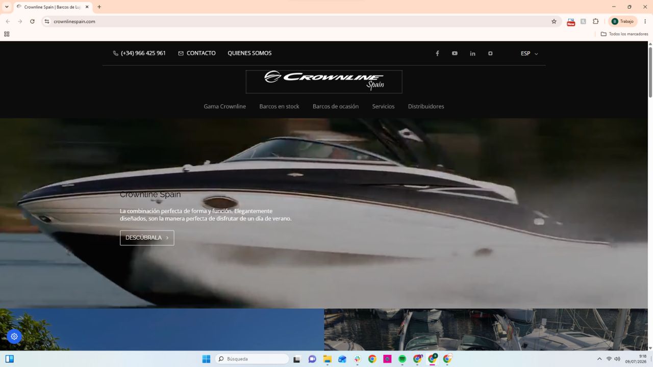 Lancha deportiva Crownline navegando a alta velocidad, barcos de lujo en España
