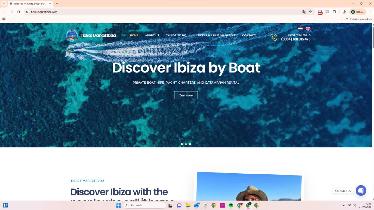 Vista aérea de las aguas turquesas de Ibiza con una embarcación navegando, perfecta para alquilar barcos y yates en Ibiza