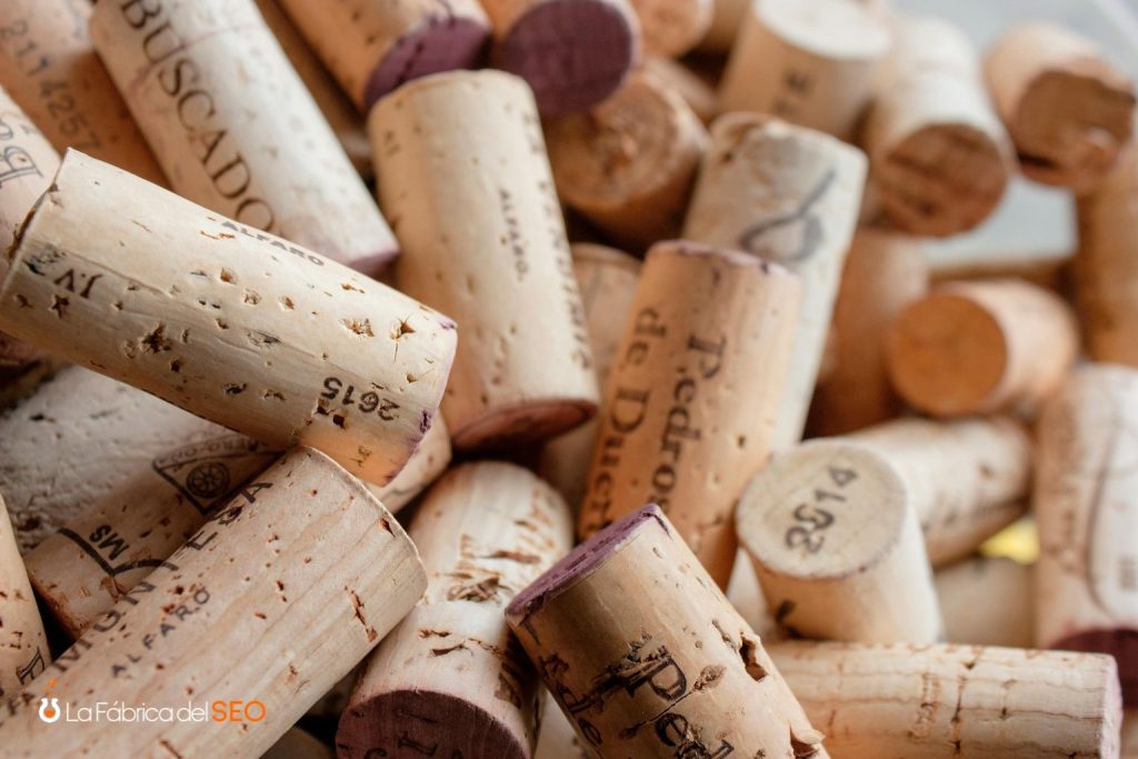Colección de corchos de vino usados con marcas de bodegas y años de cosecha, símbolo del enoturismo