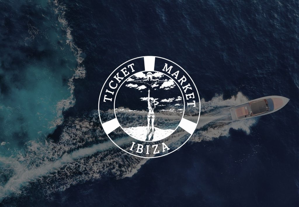 Logo circular de Ticket Market Ibiza sobre vista aérea del mar mediterráneo con lancha motora