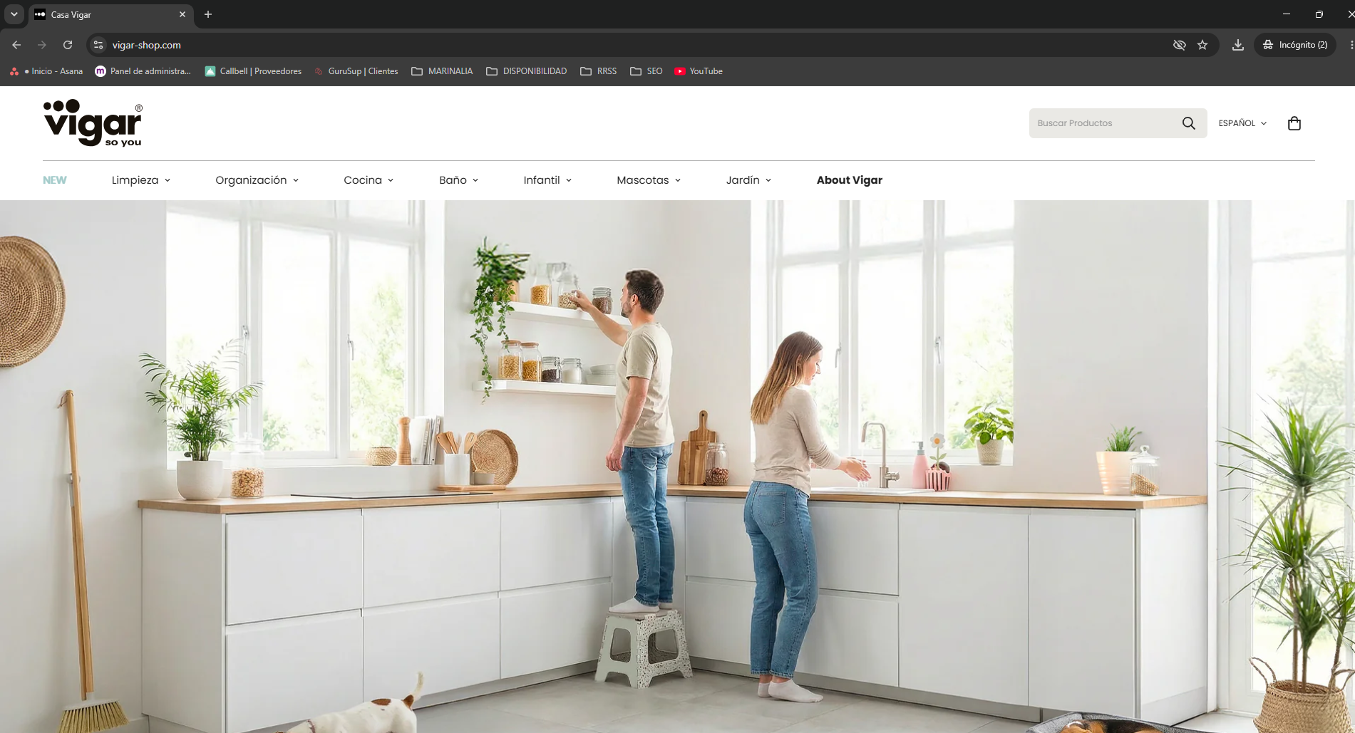 Tienda online Casa Vigar con pareja organizando cocina moderna blanca, productos de hogar y limpieza