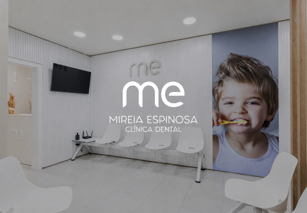 Sala de espera de la Clínica Dental Mireia Espinosa con sillas blancas, TV y mural de niño cepillándose los dientes