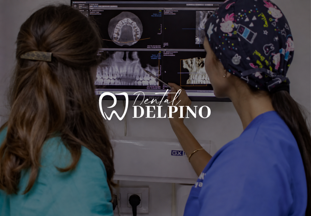 Dentistas de Dental Delpino analizando radiografías dentales 3D en pantalla para diagnóstico y planificación de tratamiento