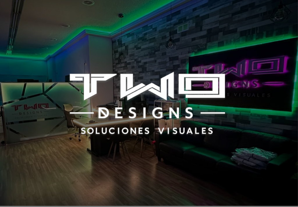 Logo de TWO Designs Soluciones Visuales sobre oficina moderna con iluminación LED verde