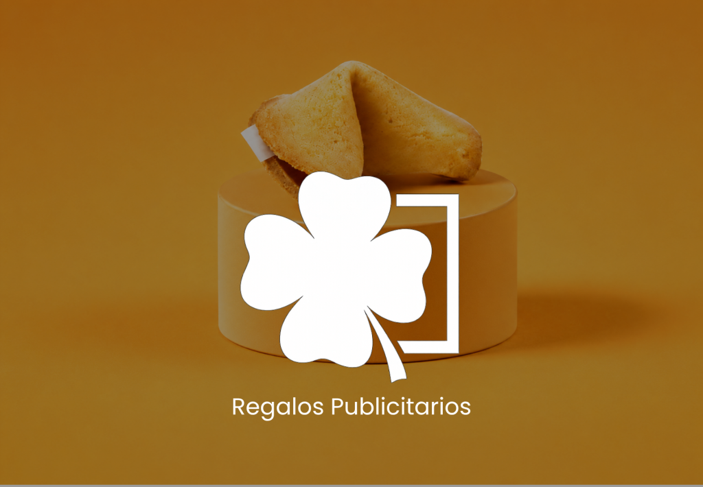 Galleta de la fortuna sobre pedestal dorado con trébol de cuatro hojas y texto Regalos Publicitarios