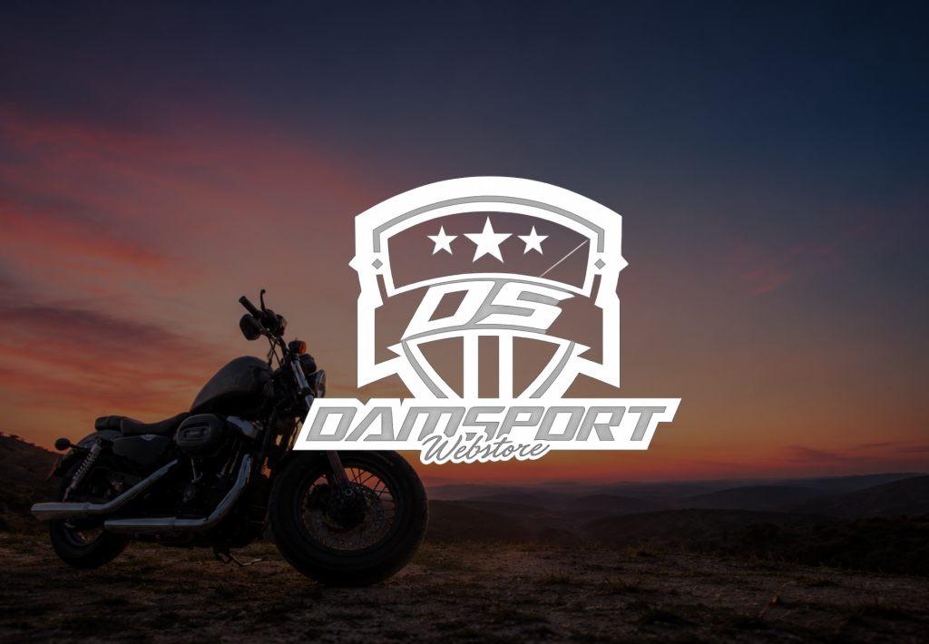 Logo de Damsport Webstore con escudo, estrellas y siglas DS sobre fondo de motocicleta al atardecer