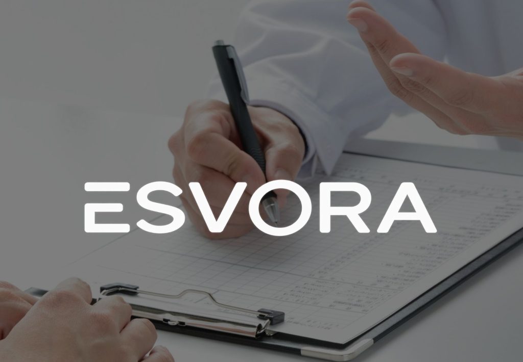 Logotipo de Esvora sobre fondo con manos firmando documentos en portapapeles durante reunión de negocios