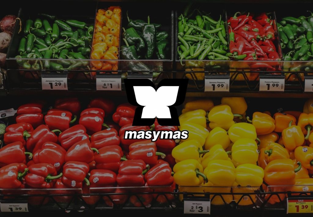 Supermercado Masymas con variedad de pimientos frescos: jalapeños, habaneros, serranos, Fresno, rojos y amarillos en exhibici