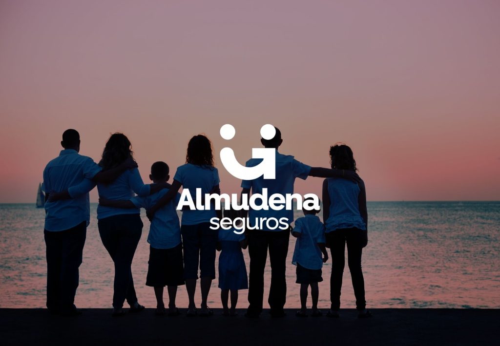 Familia feliz al atardecer junto al mar con logo de Almudena Seguros, protección familiar