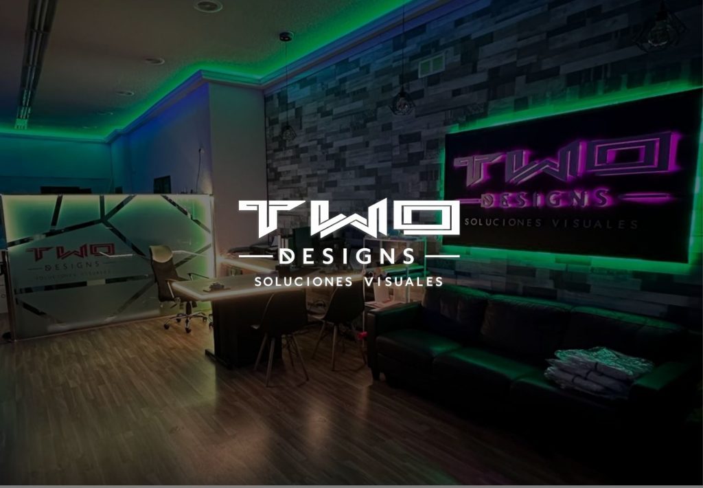 Oficina de Two Designs Soluciones Visuales con iluminación LED verde y logo neón morado