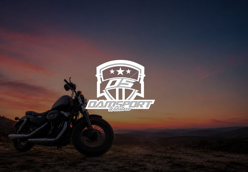 Logo de Damsport Webstore sobre fondo de motocicleta Harley-Davidson al atardecer en paisaje natural