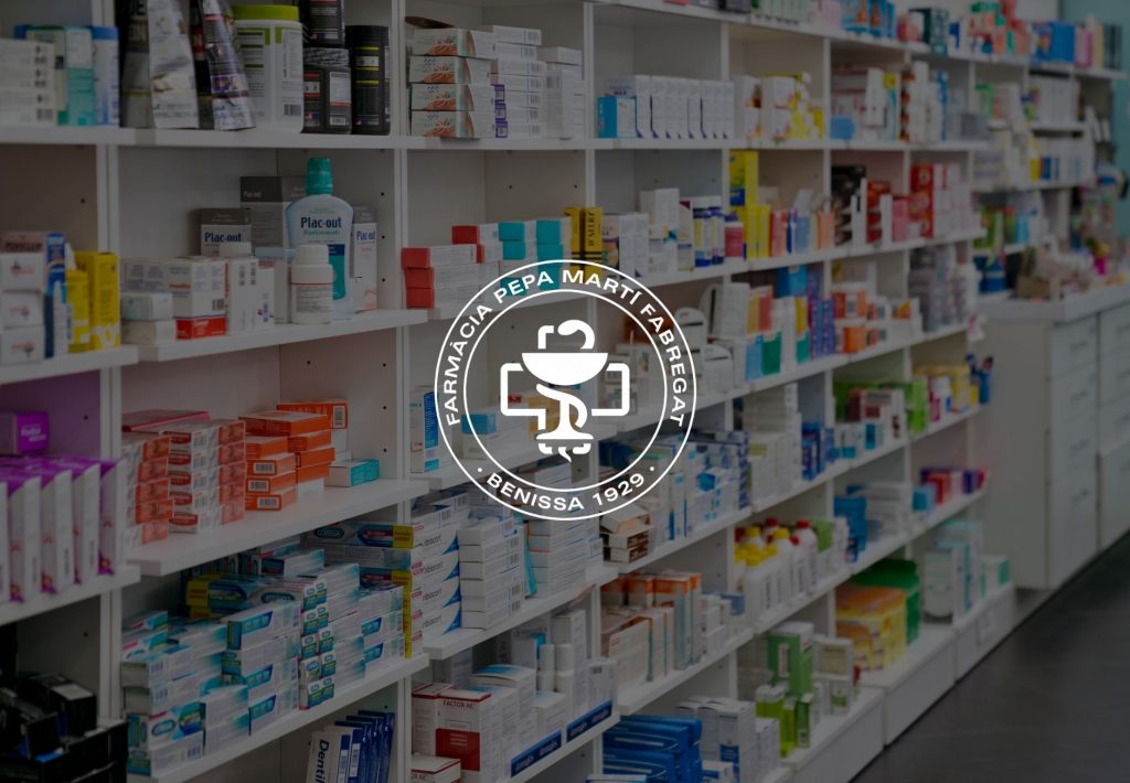 Farmacia Pepa Martí Fabregat Benissa 1929, estanterías con medicamentos y productos farmacéuticos