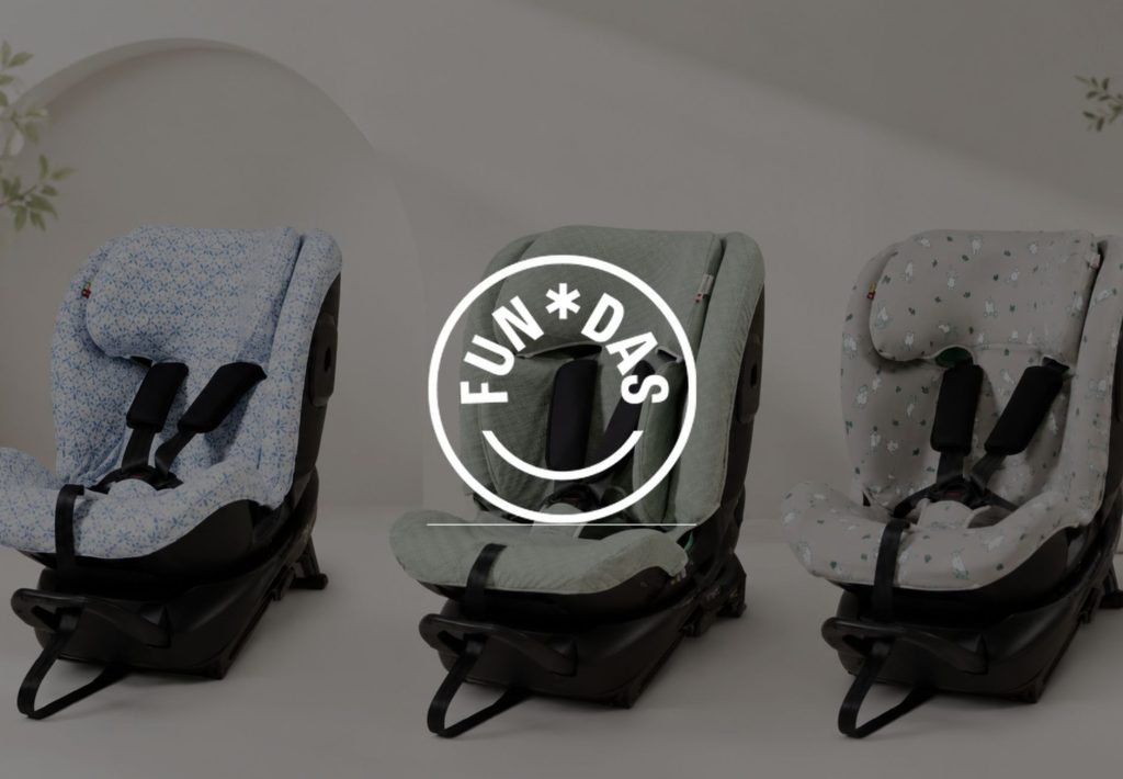 Tres sillas de coche infantiles con fundas decorativas de la marca Fun*Das en colores azul, verde y gris
