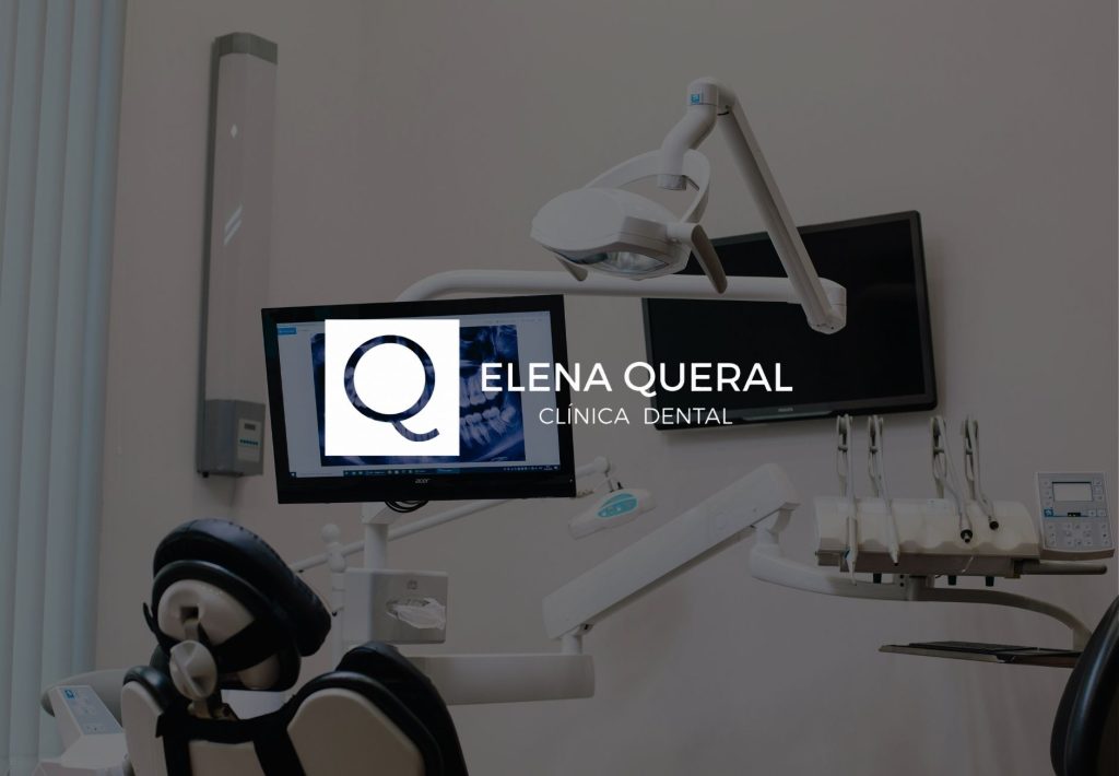 Clínica dental Elena Queral, gabinete equipado con sillón dental, monitor con radiografía y lámpara de exploración