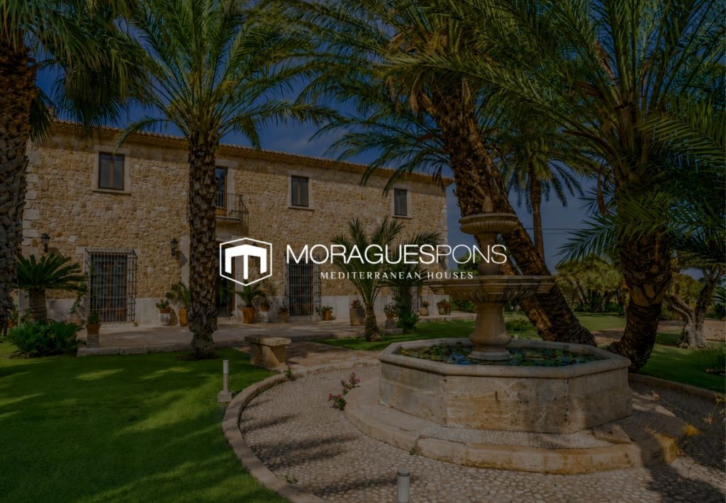 Finca mediterránea de piedra con palmeras y fuente clásica, propiedades de lujo Moragues Pons Mediterranean Houses