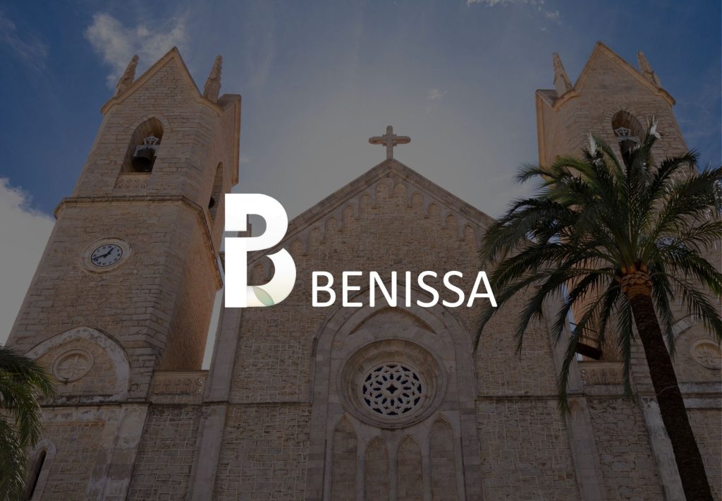 Iglesia parroquial de Benissa con torres medievales de piedra y logotipo del Ayuntamiento de Benissa, Alicante