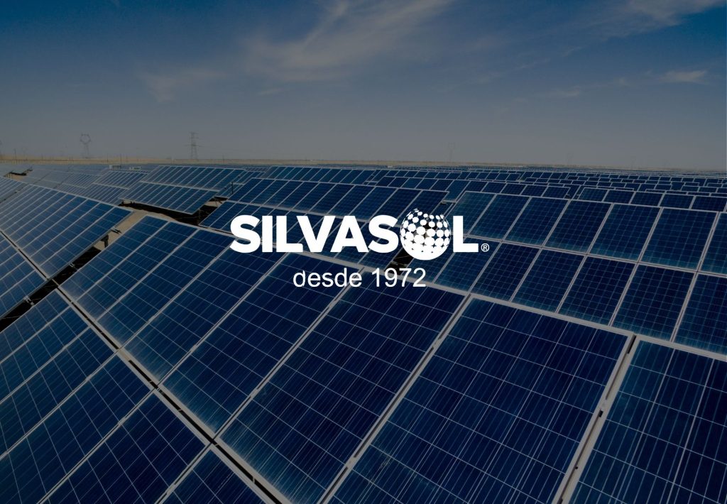 Logo de Silvasol desde 1972 sobre campo de paneles solares fotovoltaicos bajo cielo azul