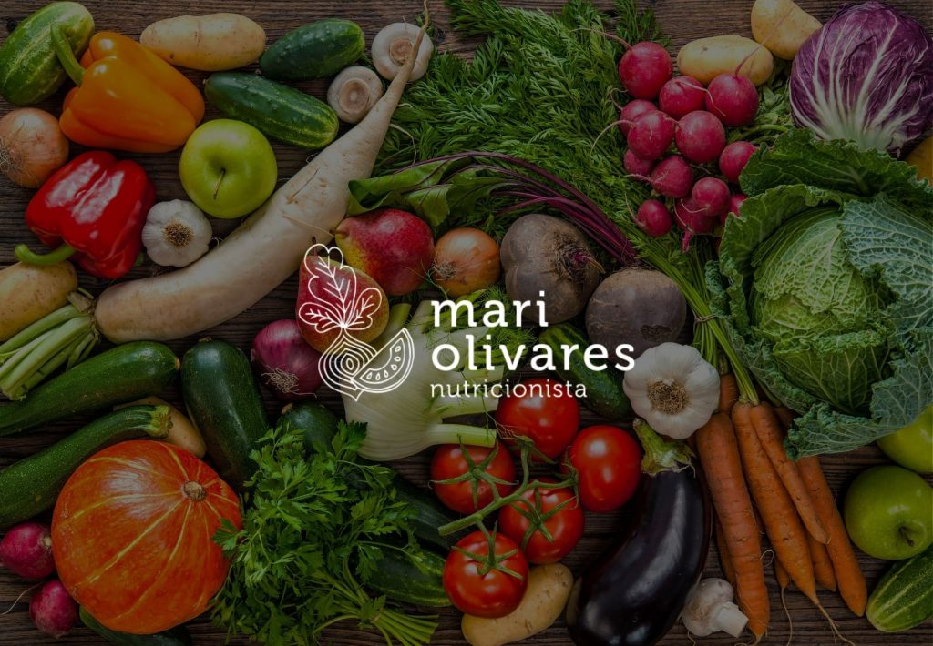 Logotipo de Mari Olivares nutricionista sobre fondo de verduras y frutas frescas variadas