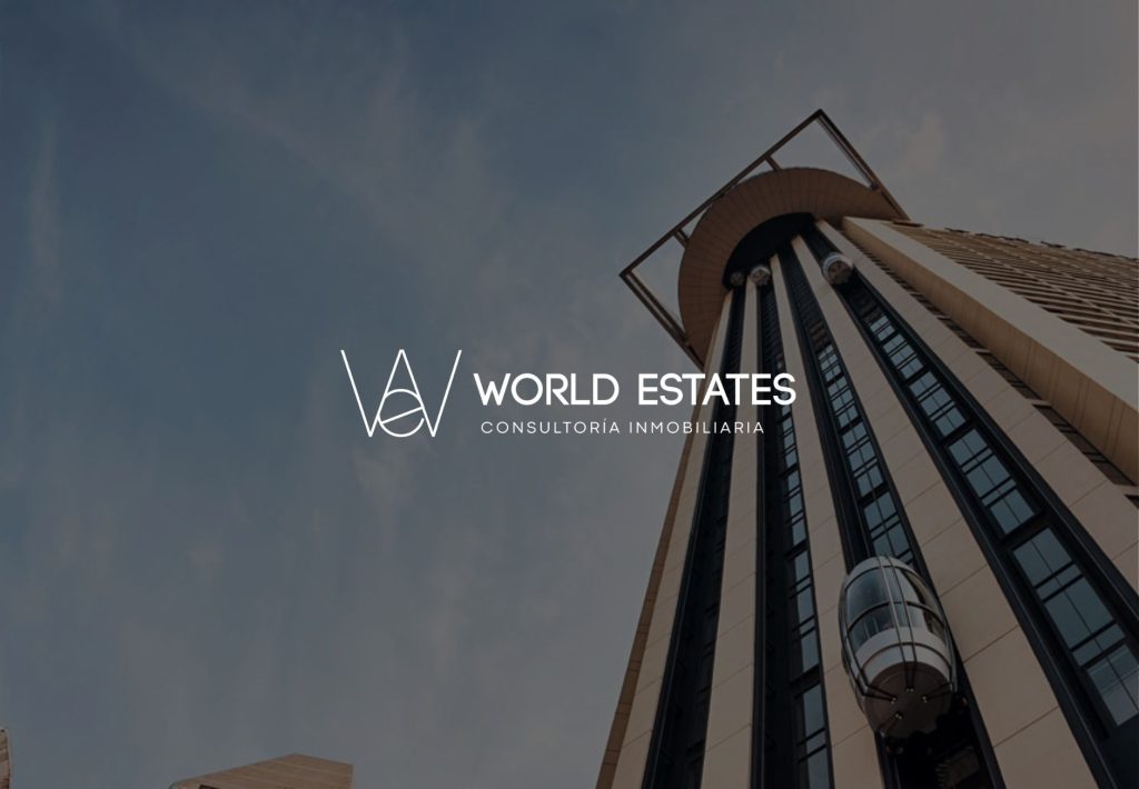 Logo de World Estates Consultoría Inmobiliaria sobre fondo de rascacielos moderno visto desde abajo