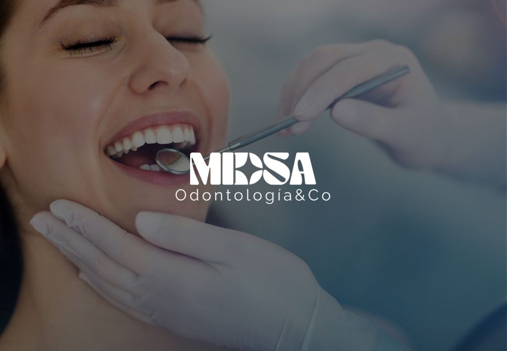 Logotipo de MROSA Odontología & Co sobre fondo de paciente en consulta dental con instrumentos odontológicos