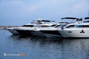 Yates de lujo blancos amarrados en puerto deportivo para alquiler de barcos en el Mediterráneo