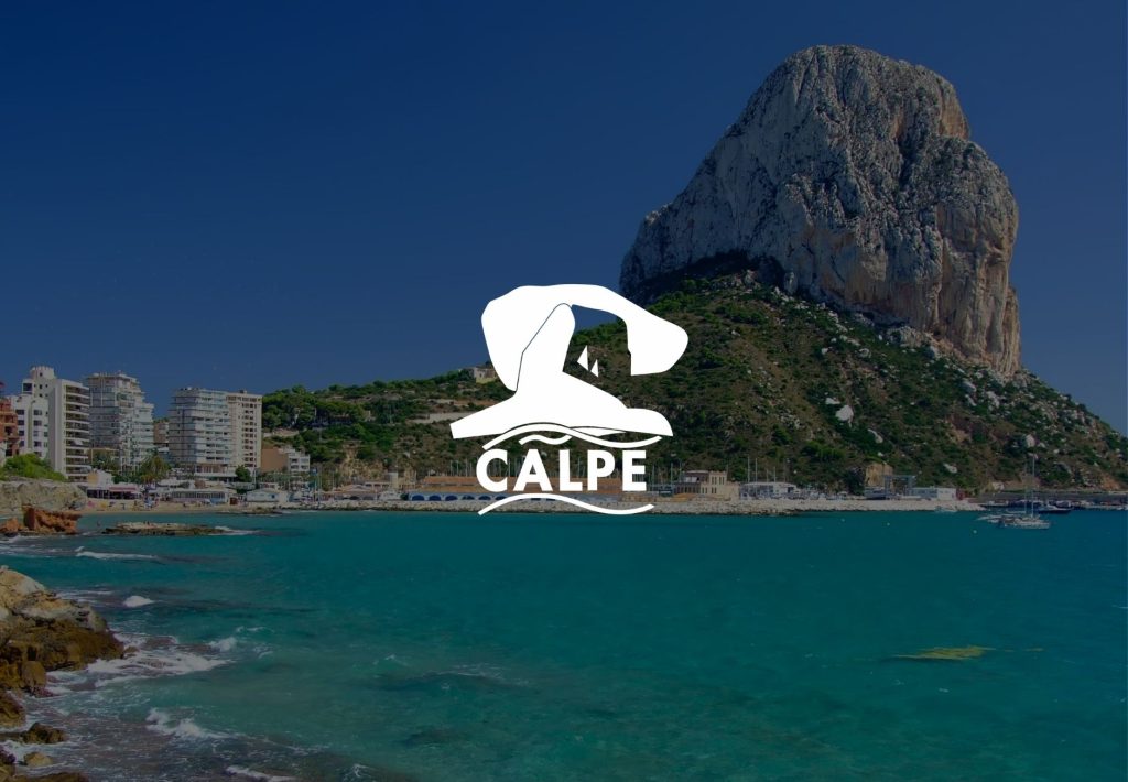 Peñón de Ifach y mar turquesa de Calpe con logo turístico oficial, Costa Blanca, Alicante