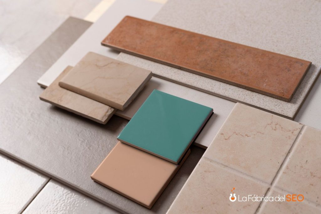 Muestras de azulejos cerámicos en distintos colores y texturas: terracota, beige mármol, verde agua y gris