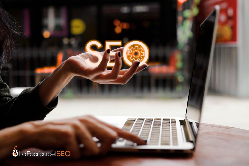 Mujer trabajando en estrategia SEO con laptop, visualizando concepto de optimización en buscadores
